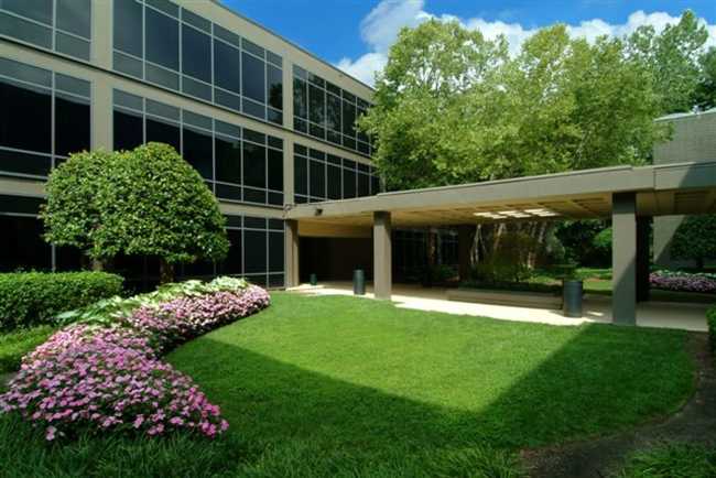 Powers Ferry Landing West - Courtyard and Atrium Walkway